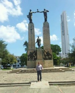 En la plaza de la Embajada.ñ