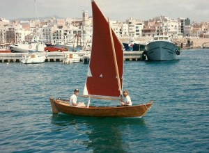 Balandro con vela roja.