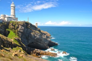 El Faro y el Acantilado